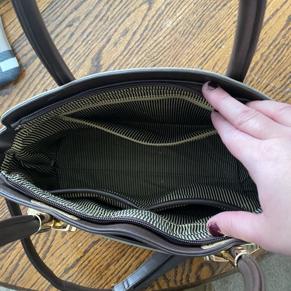 satchel handbag with 2 zip up pouches. - Picture 2 of 4